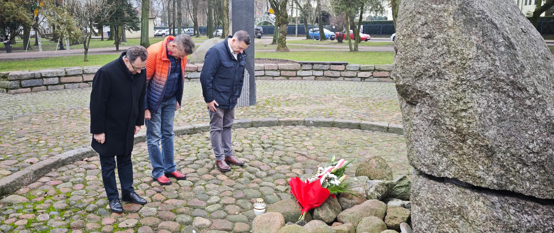 Delegacja Powiatu Sokołowskiego, przed frontem pomnika pochyla głowy w hołdzie ofiarom stanu wojennego.