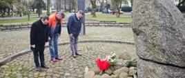 Delegacja Powiatu Sokołowskiego, przed frontem pomnika pochyla głowy w hołdzie ofiarom stanu wojennego