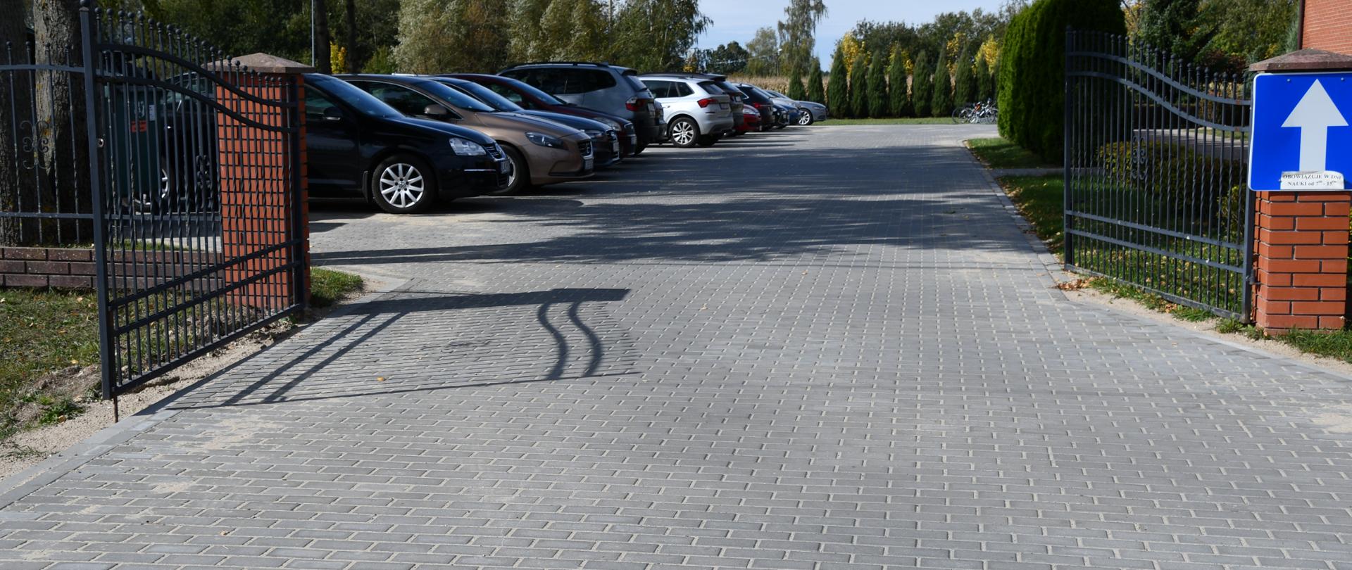 Zakończenie prac przy utwardzeniu parkingu na terenie szkolnego boiska