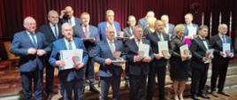 Nagrodzeni samorządowcy pozują ze statuetkami