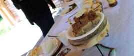 Stoisko degustacyjne z produktami, przy nim ludzie