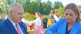 Obrzęd dożynkowy - Starosta Hajnowski i Wójt Gminy Narew kroją chleb