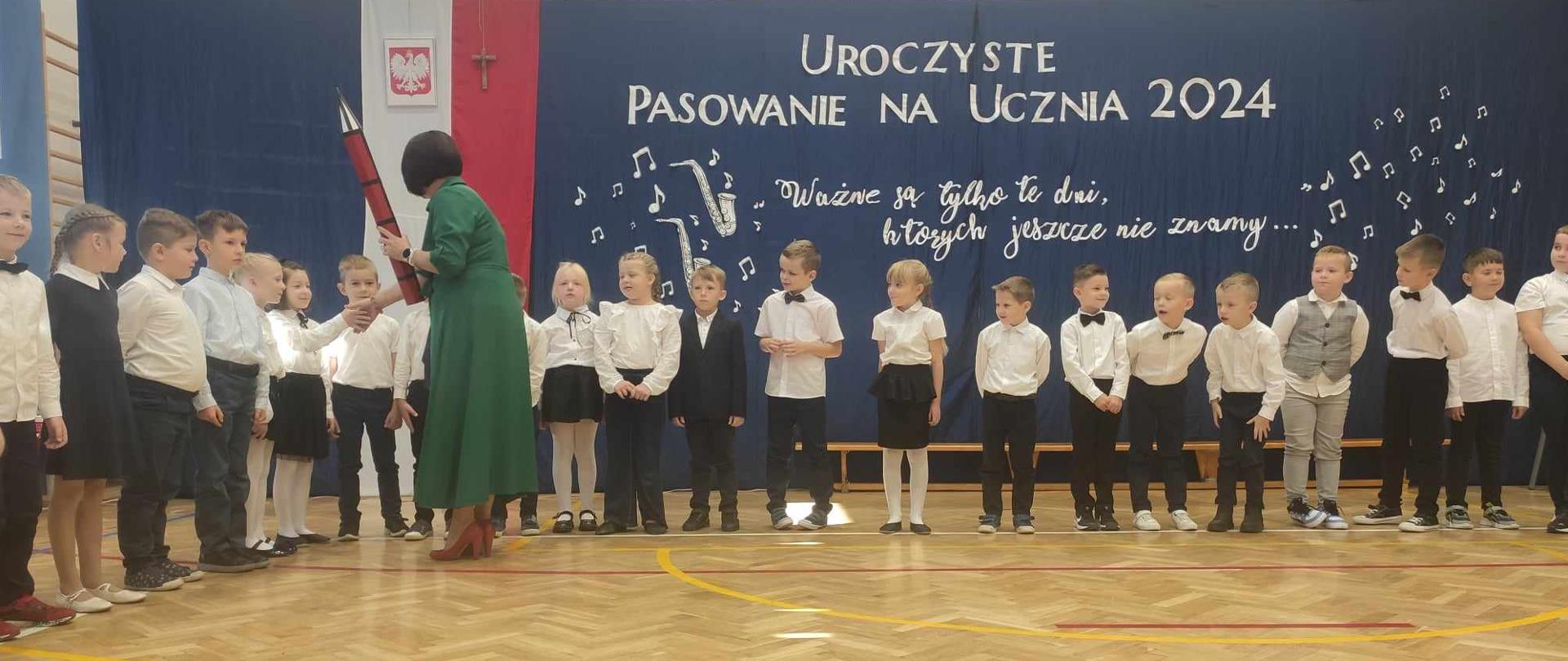Pasowanie i wręczanie medali.