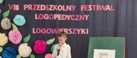 Przedszkolaki w trakcie prezentowania wierszyków