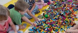 Dzieci w trakcie zabawy klockami LEGO