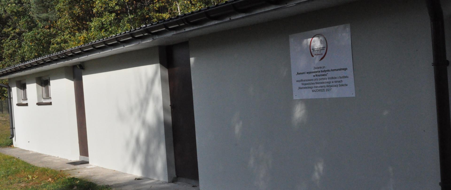 Zdjęcie przedstawia budynek komunalny z zewnątrz w Knurowcu