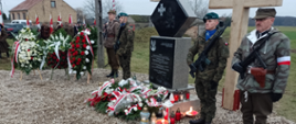 zdjęcie pomnika poświęconego ppor. Kazimierzowi Żebrowskiemu i jego synowi Jerzemu