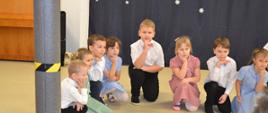 Dzieci w trakcie artystycznego występu
