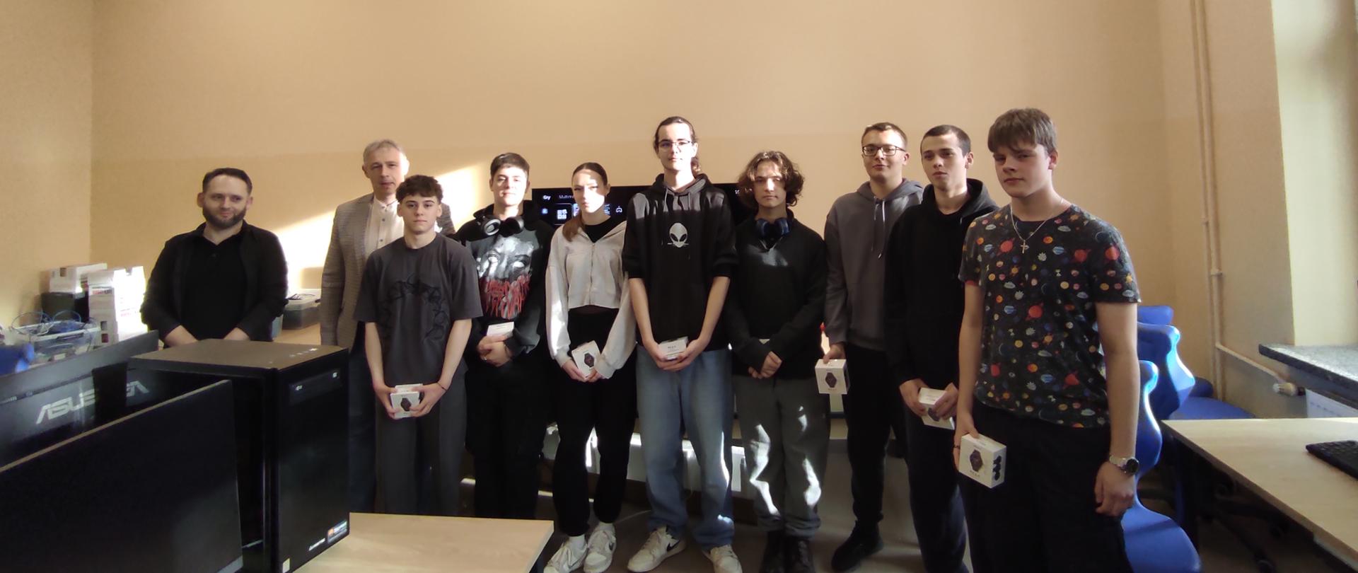 Laureataci konkursu „Broń się w necie”, organizowanego przez NASK oraz Ministerstwo Cyfryzacji. 