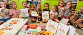 Grupa dzieci z nagrodą główną otrzymaną w ramach aktywnej realizacji programu "Czyściochowa Akademia" 