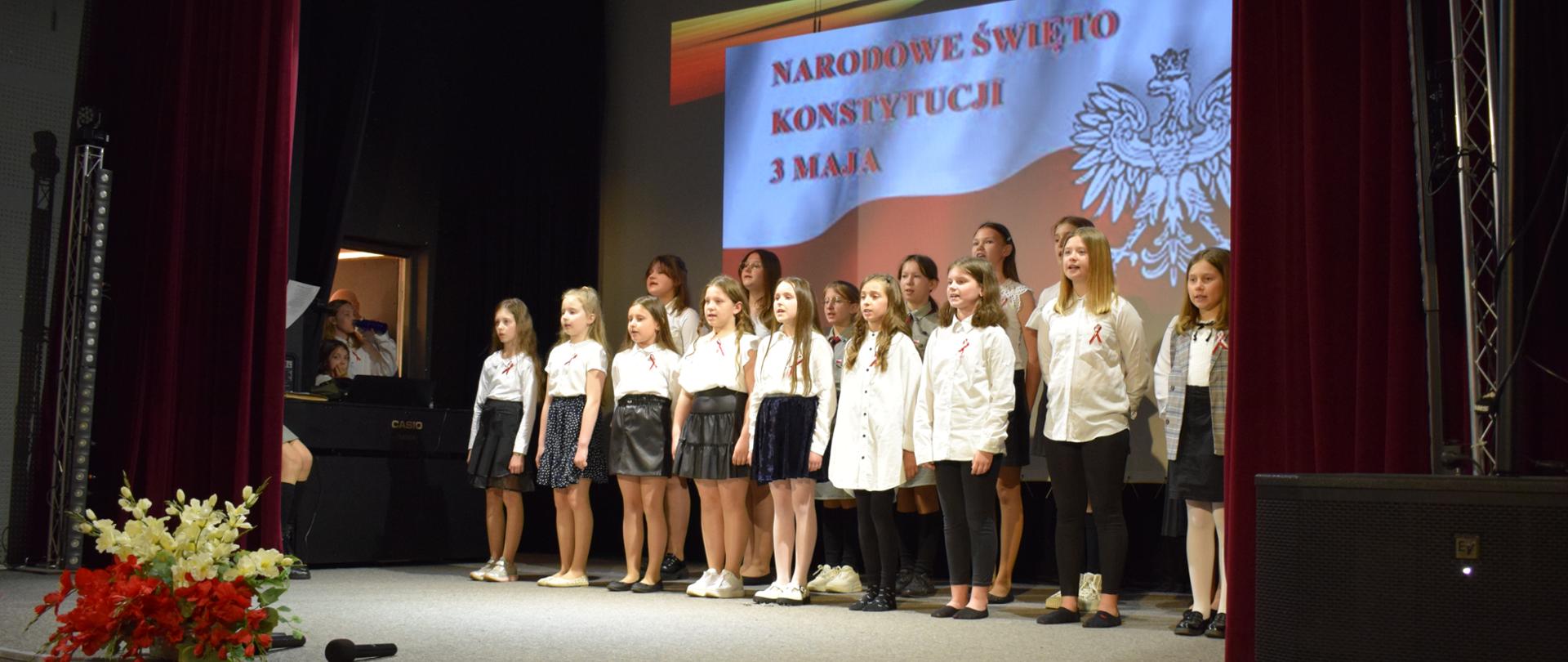 Uczniowie Szkoły Podstawowej im. Waleriana Łukasińskiego w Mordach podczas występu na scenie, w sali teatralnej Miejsko - Gminnego Ośrodka Kultury w Mordach