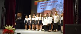 Uczniowie Szkoły Podstawowej im. Waleriana Łukasińskiego w Mordach podczas występu na scenie, w sali teatralnej Miejsko - Gminnego Ośrodka Kultury w Mordach