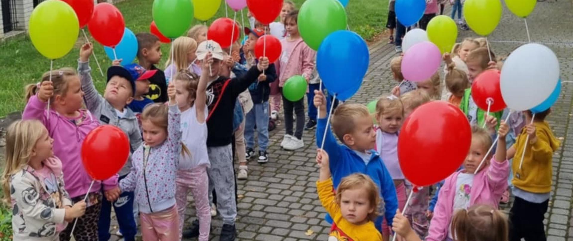 Grupa dzieci z balonami podczas spaceru z Okazji Dnia Przedszkolaka