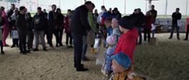 Wicestarosta Ryszard Domański wręcza nagrody dzieciom, które wzięły udział w konkursie "Młody Hodowca"
