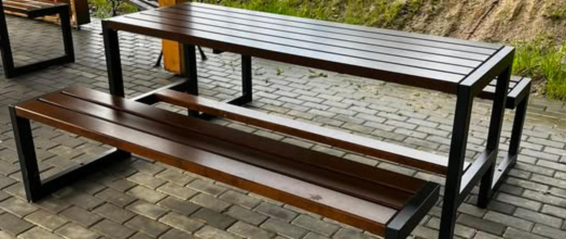 Nowy ławostół stojący pod wiatą przy boisku szkolnym