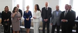 Senator RP Anna Bogucka wygłaszająca przemowę. Obok widać przewodniczących rady powiatu zambrowskiego wraz z Posłanką na Sejm oraz Senatorem.