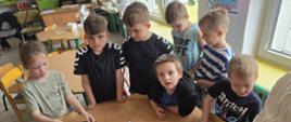 Dzieci w trakcie przygotowywania posiłku