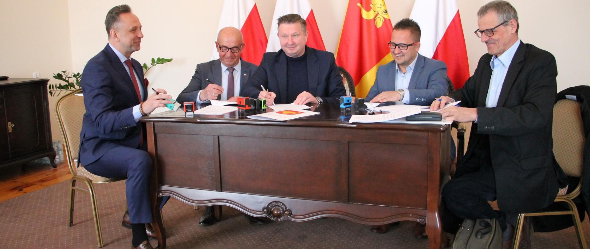 Podpisanie umowy w UM w Tykocinie
