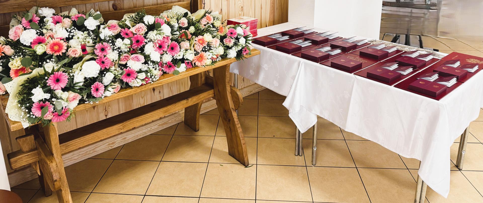Kwiaty i odznaczenia dla Jubilatów