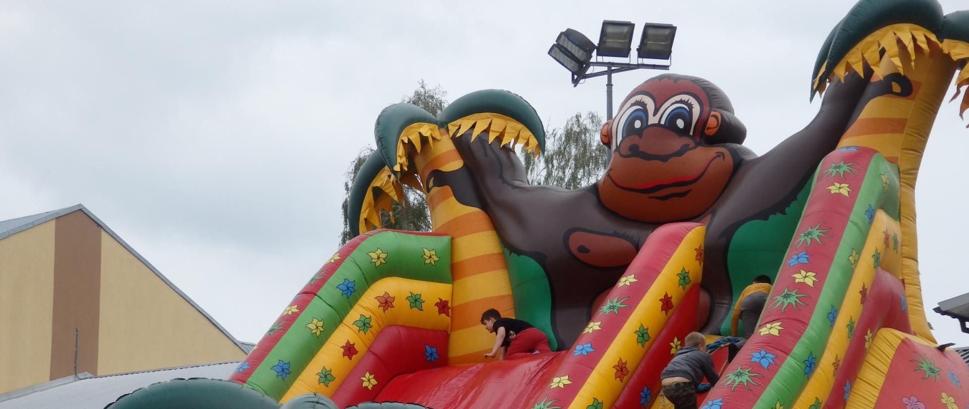 kolorowa dmuchana zjeżdżalnia
