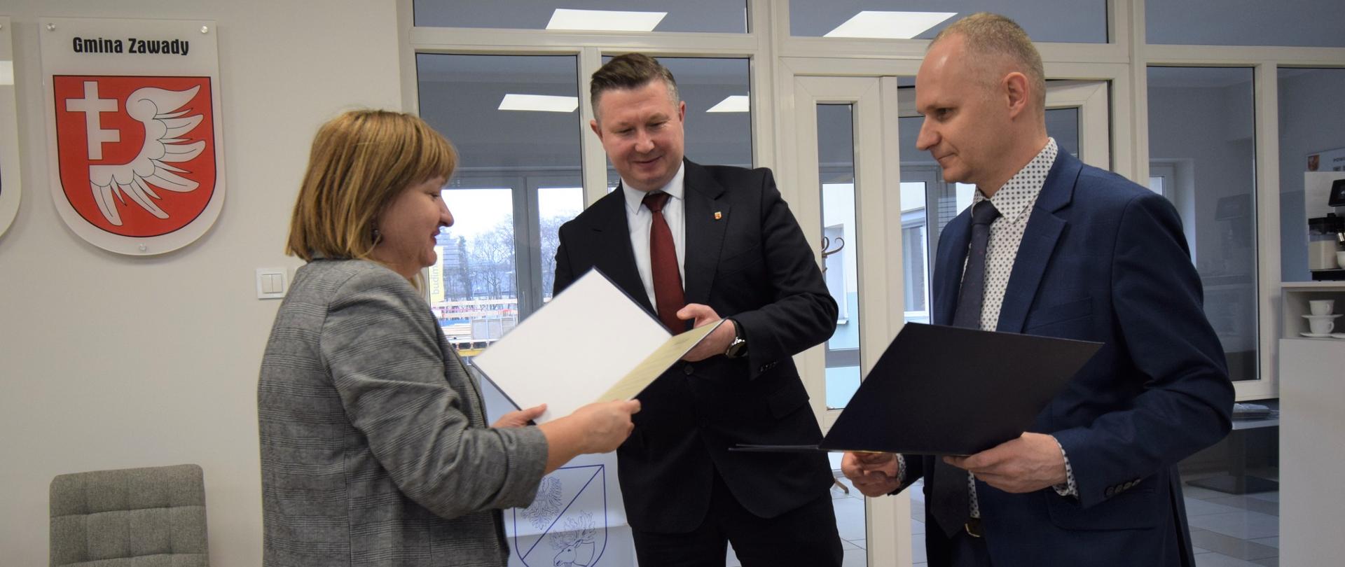 Podziękowania wręczane przez starostę i dyrektora PUP
