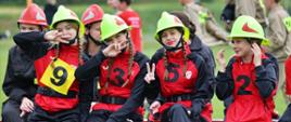 strażacy podczas wykonywania konkurencji sportowo-pożarniczych