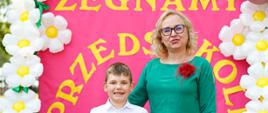 Dyrektor Ewelina Dorota Durzyńska pozuje do zdjęcia z absolwentami przedszkola