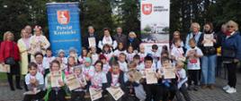 Uczestnicy biegu wraz z dyplomami i medalami oraz zaproszeni goście
