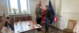 Pani Wójt gratuluje uczniowi w sali Urzędu Gminy Łabowa