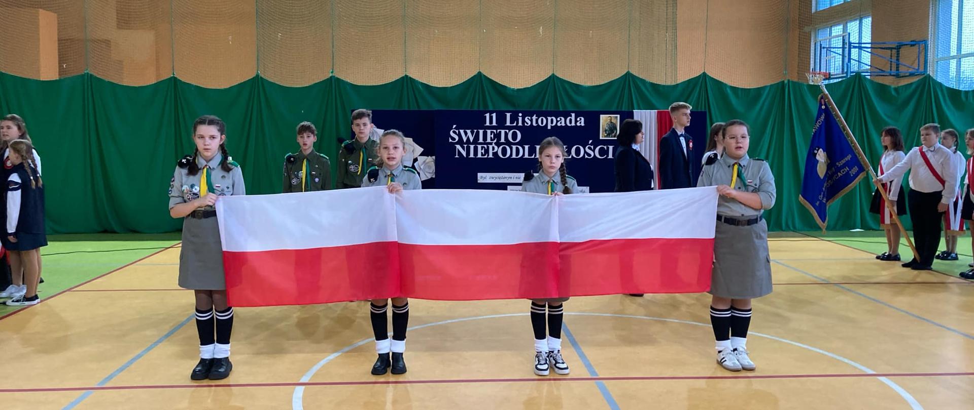 uczennice z flagą