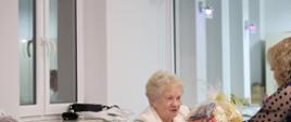 ZŁOTY JUBILEUSZ PAR MAŁŻEŃSKICH - Wręczenie słodkich upominków