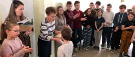 Pani Dyrektor wręcza dyplomy wyróżnionym uczniom klasy I.
