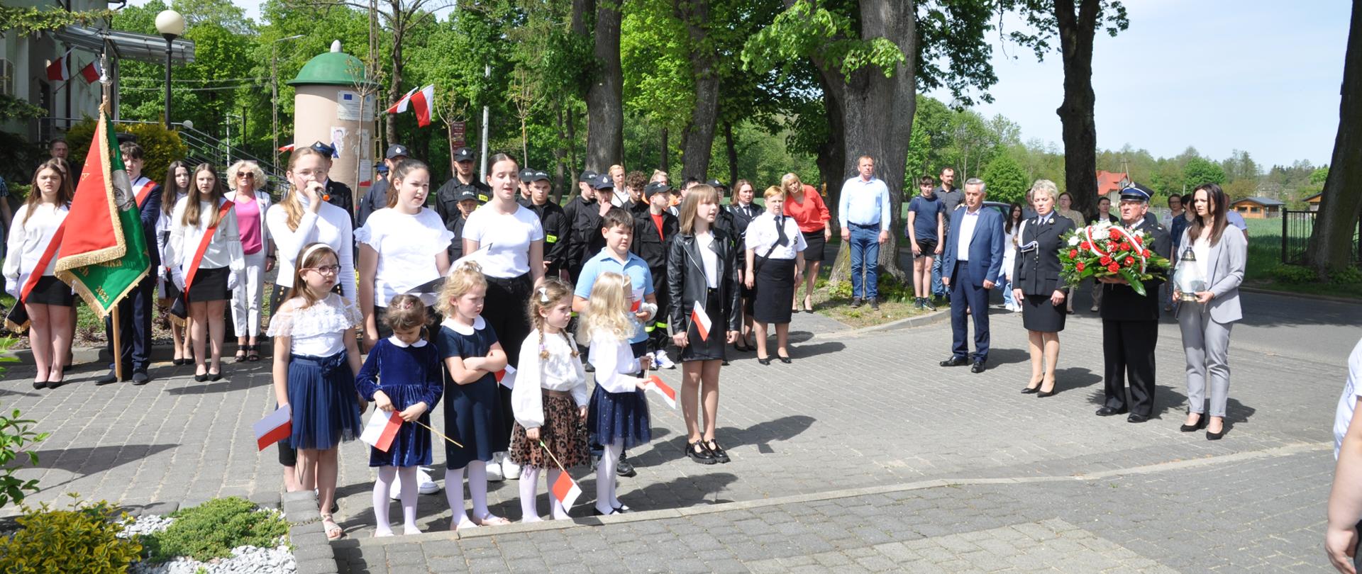Odśpiewanie hymnu państwowego przy pomniku w Repkach