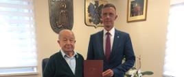 Zastępca Wójta wręcza podziękowania Panu Kazimierzowi Pałaszowi kończącemu kadencję Sołtysa Bielanki.