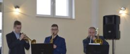 Trzech mężczyzn z instrumentami muzycznymi