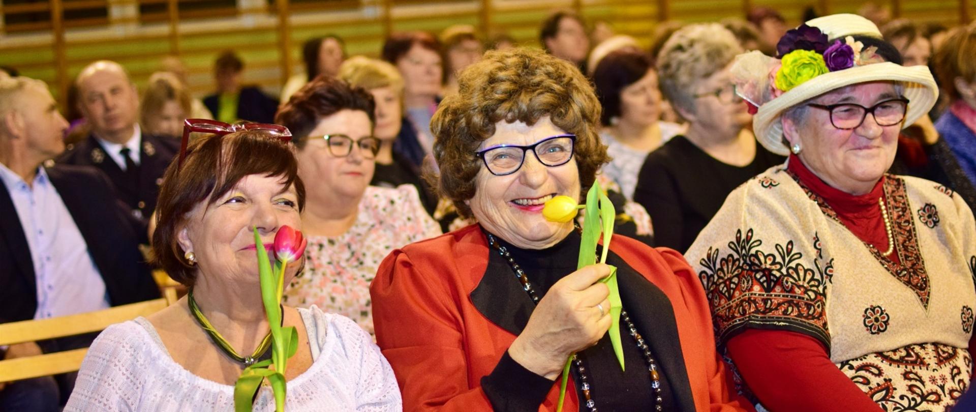 Seniorzy z klubu podczas pokazu mody w ramach Gminnego Dnia Kobiet
