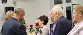 ZŁOTY JUBILEUSZ PAR MAŁŻEŃSKICH - Wręczenie Jubilatom kwiatów oraz słodkich upominków