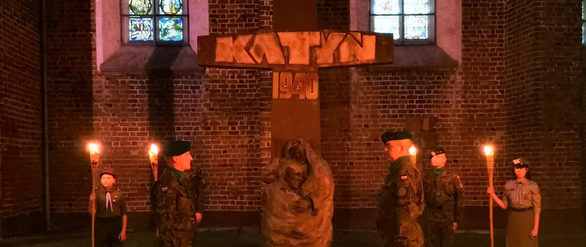 Obchody 82 rocznicy napaści Związku Radzieckiego na Polskę. Fotografia przedstawia żołnierzy i harcerzy trzymających wartę honorową pod Krzyżem Katyńskim na placu przyklasztornym Ojców Pasjonistów w Przasnyszu.