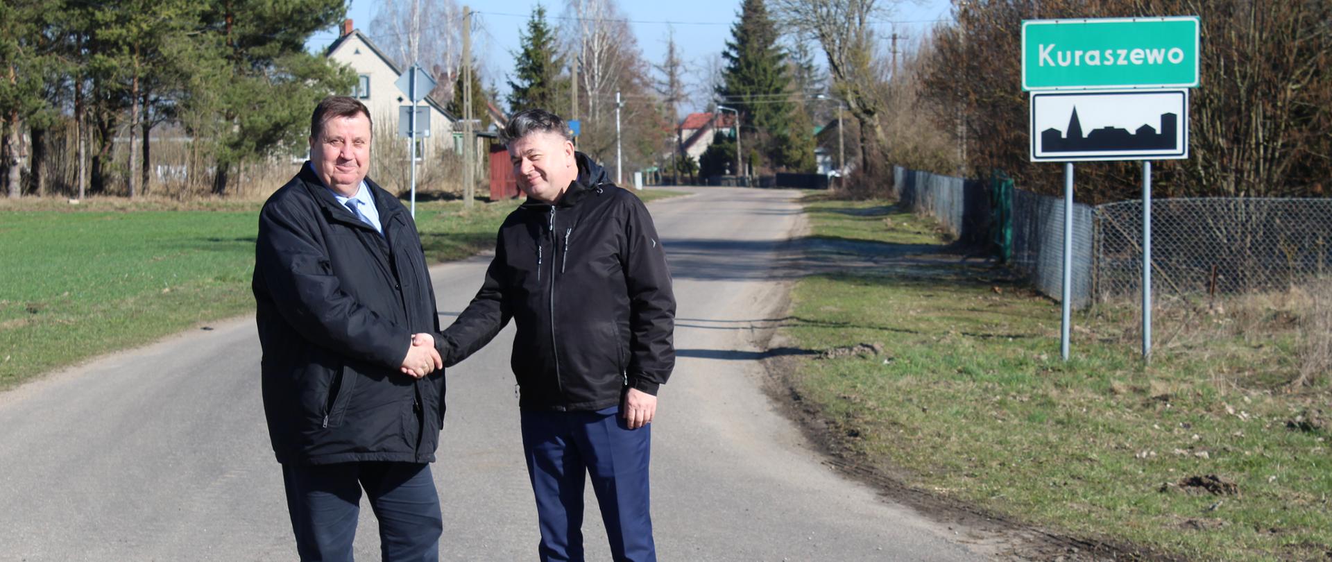 Dyrektor Zarządu Dróg i Wójt Gminy Czyże symbolicznie ściskają dłoń
