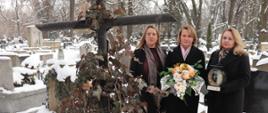 Delegacja Centrum Polonii-Ośrodka Kultury, Turystyki i Rekreacji w Brniu składa kwiaty i znicz na grobie Feliksa Konopki na Cmentarzu Rakowickim w Krakowie