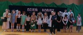 dzieci przebrane za różne zawody