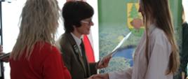 Moment wręczenia nagród laureatom konkursów