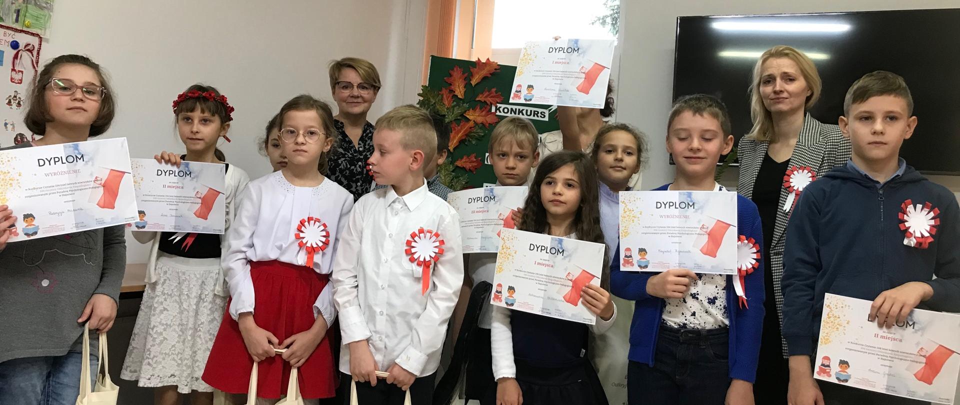 Dzieci biorące udział w konkursie ozują wraz z dyplomami i nagrodami