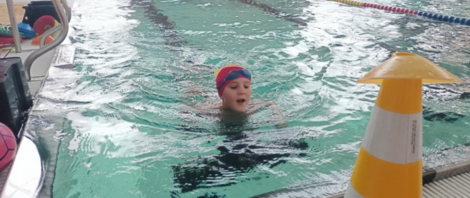 Wyścigi - dzieci pokonują tor przeszkód w wodzie