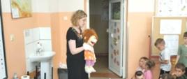 Specjaliści z Poradni Psychologiczno - Pedagogicznej w otoczeniu dzieci realizują program zajęć, z wykorzystaniem rekwizytów - maskotek