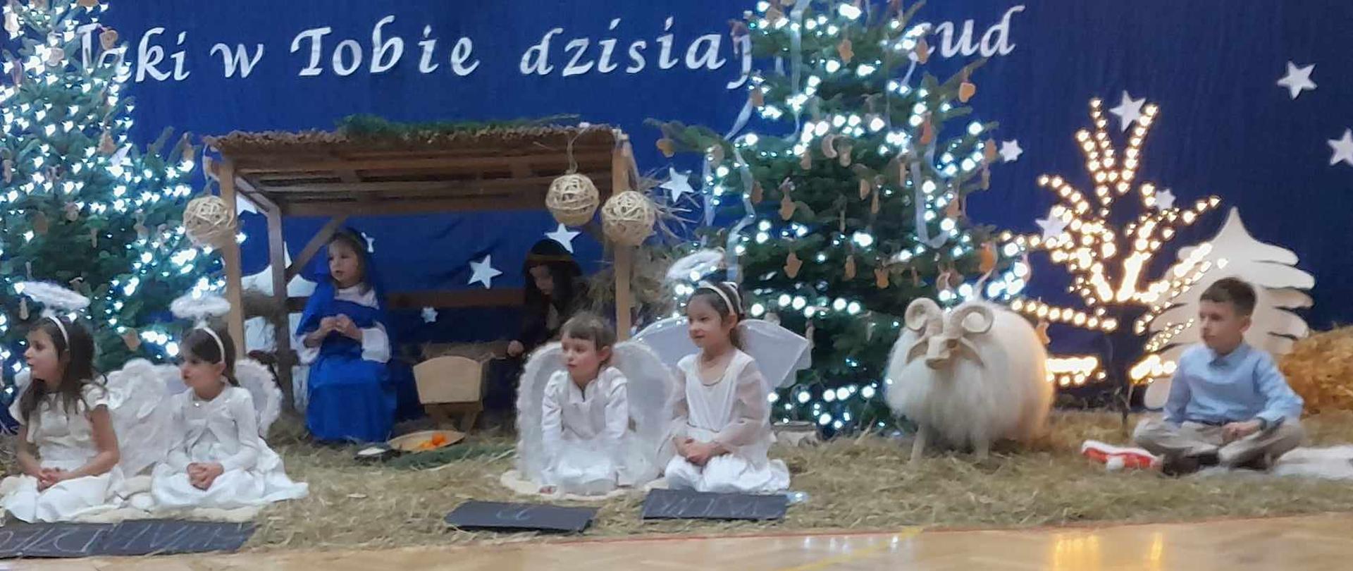 Dzieci w trakcie występu.