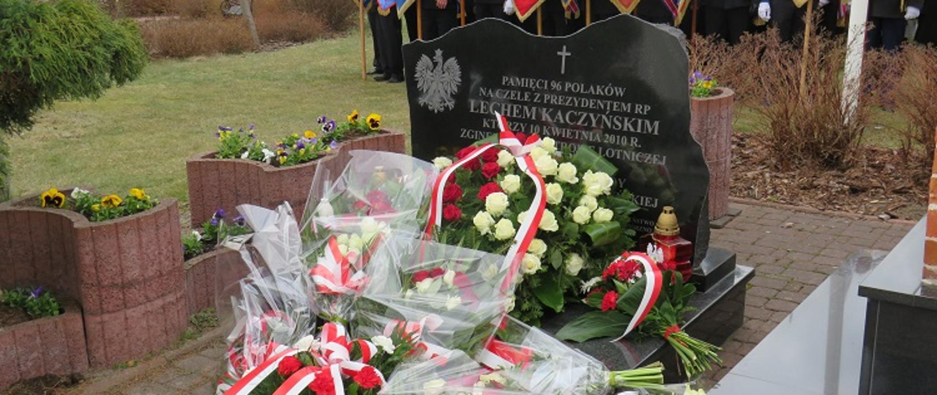 Złożone kwiaty pod pomnikiem poświęconym ofiarom katastrofy smoleńskiej