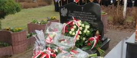 Złożone kwiaty pod pomnikiem poświęcony ofiarom katastrofy smoleńskiej
