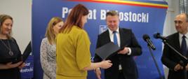 Wręczanie nagród w sali konf. starostwa