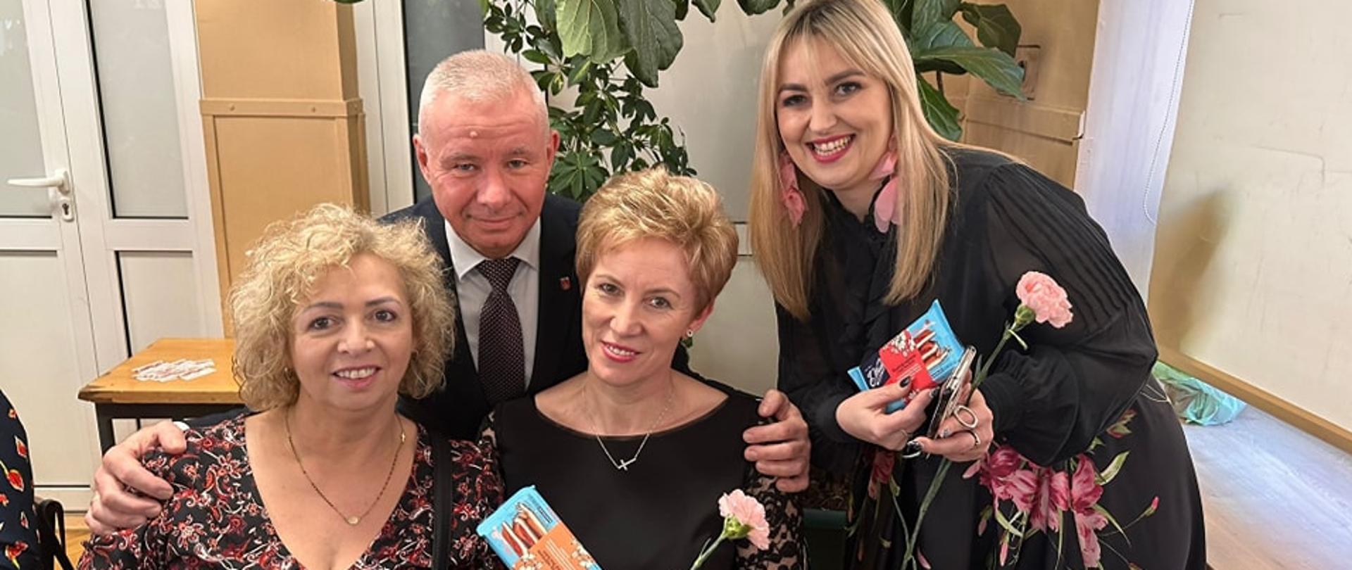 Na zdjęciu starosta Andrzej Rolla oraz uczestniczki spotkania